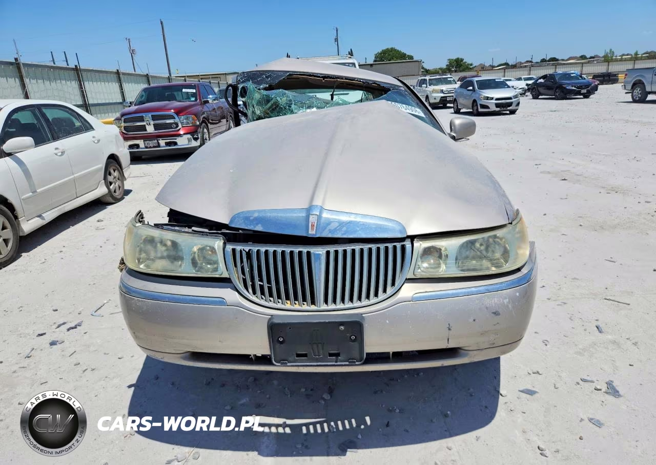 2001 Lincoln Town Car Signature VIN:1LNHM82W61Y739086 - 5