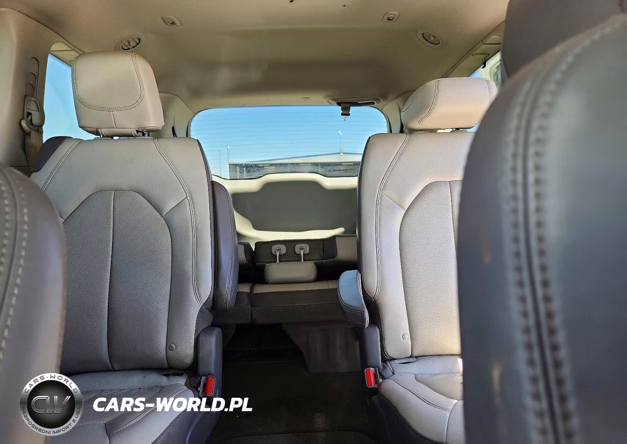2018 Chrysler Pacifica Touring L Plus VIN:2C4RC1EG8JR315064 - 10