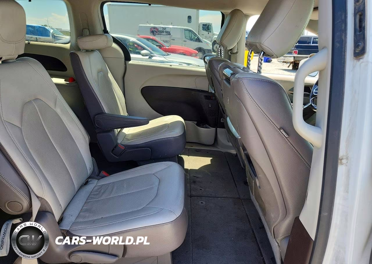 2018 Chrysler Pacifica Touring L Plus VIN:2C4RC1EG8JR315064 - 11