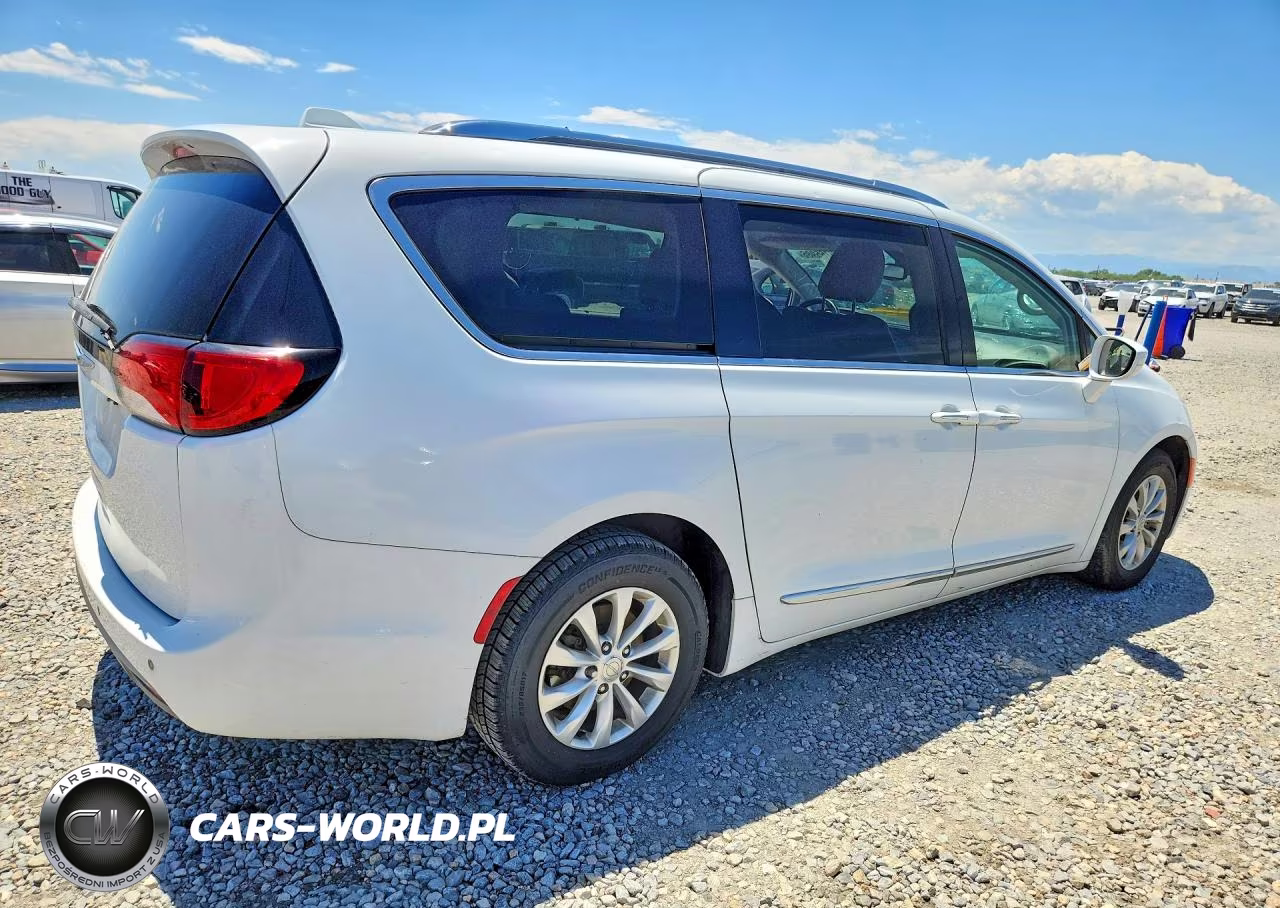 2018 Chrysler Pacifica Touring L Plus VIN:2C4RC1EG8JR315064 - 3