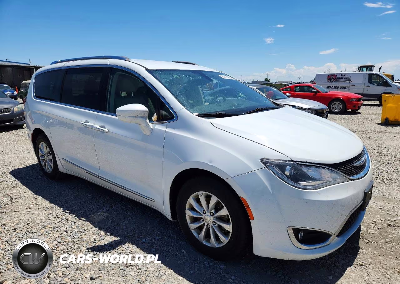2018 Chrysler Pacifica Touring L Plus VIN:2C4RC1EG8JR315064 - 4