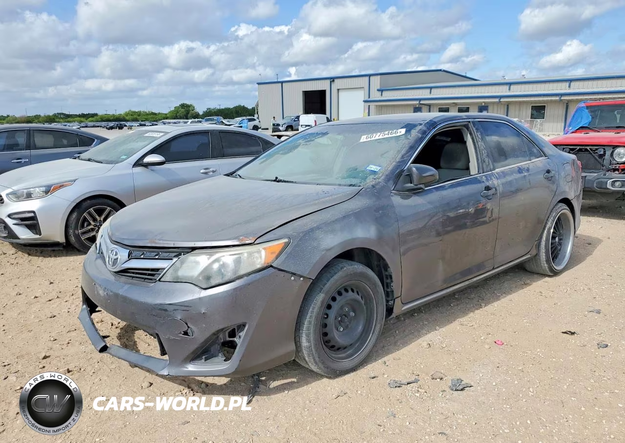 2014 Toyota Camry Le – zdjęcie 1 z 12