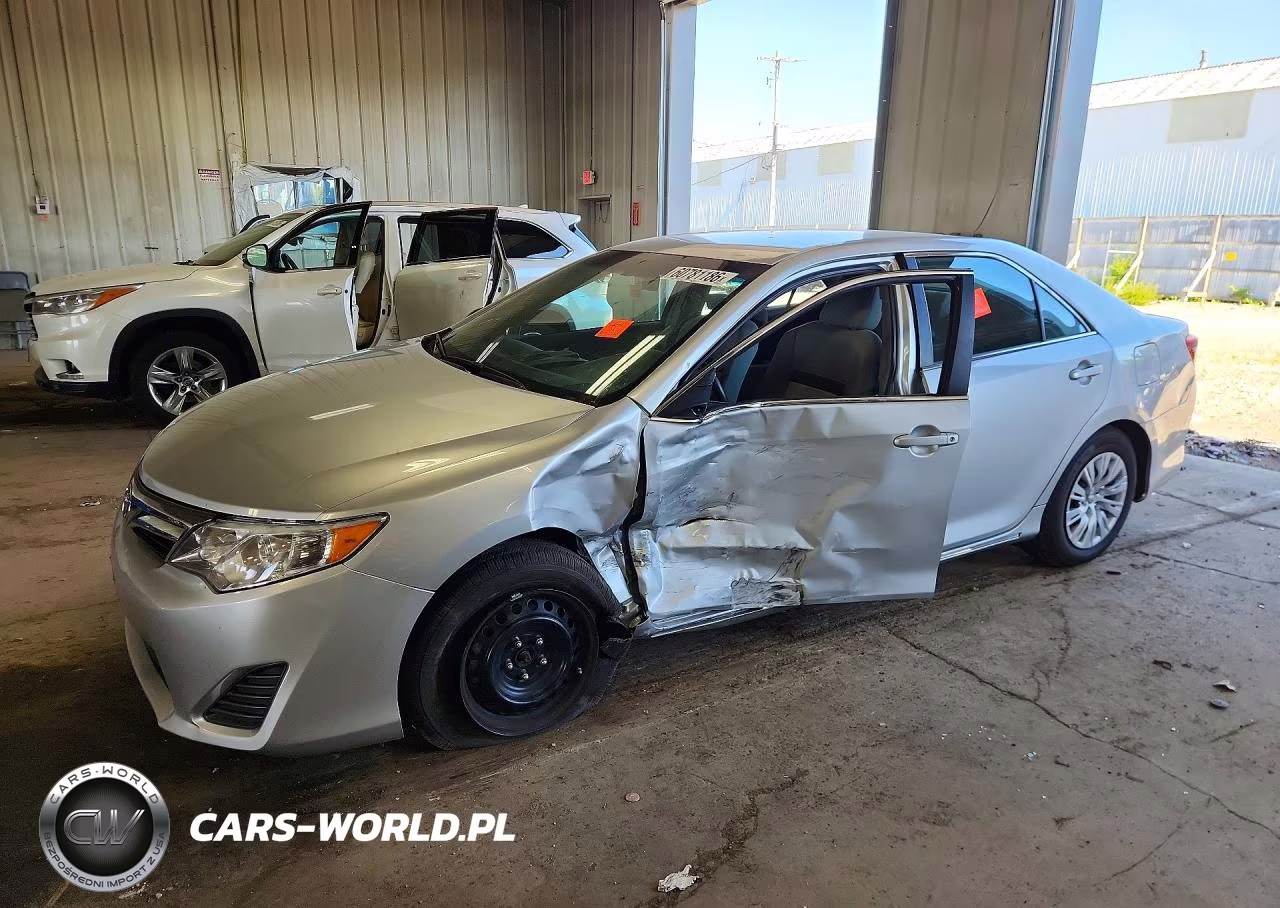 2014 Toyota Camry Le – zdjęcie 1 z 12