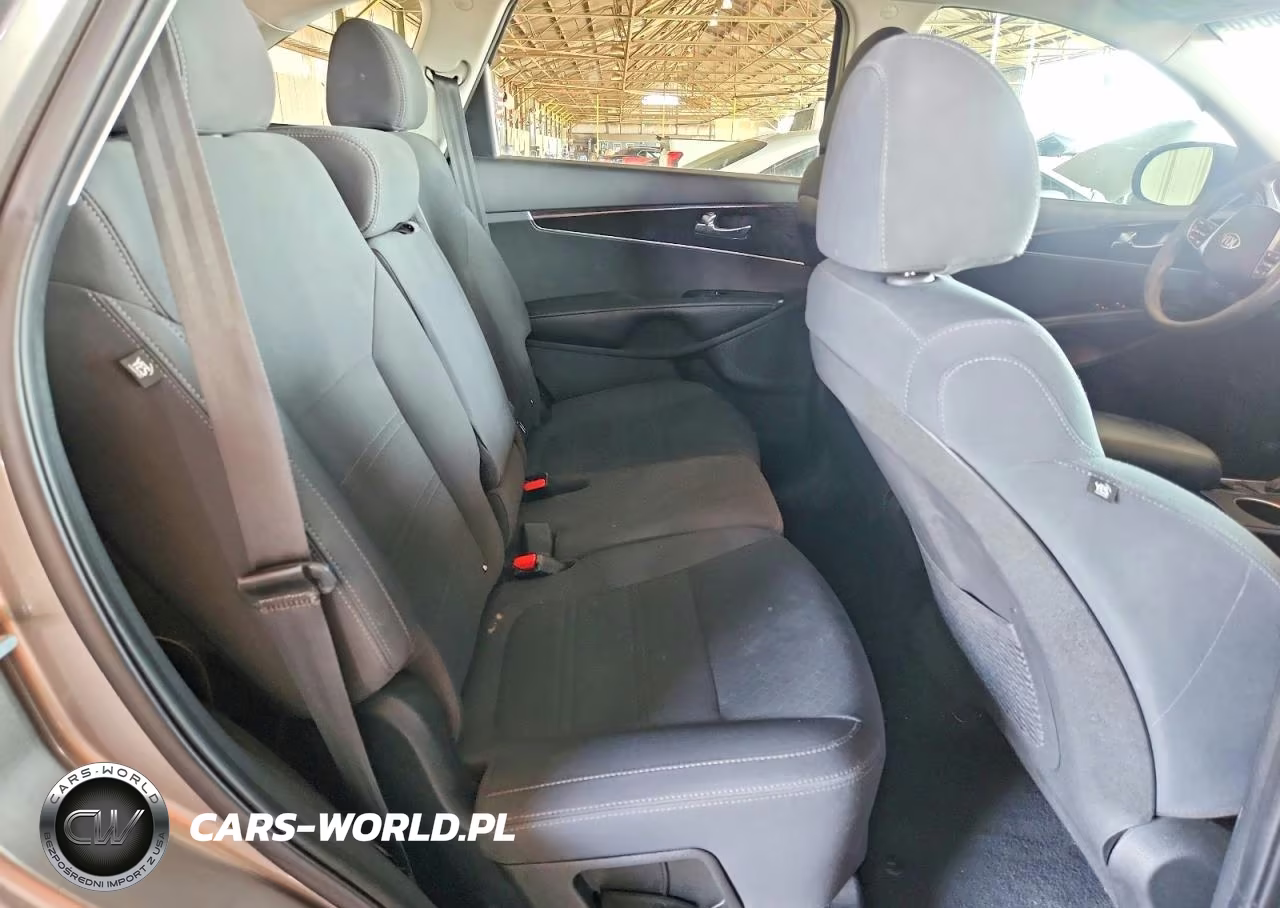 2019 Kia Sorento L VIN:5XYPG4A37KG492808 - 11
