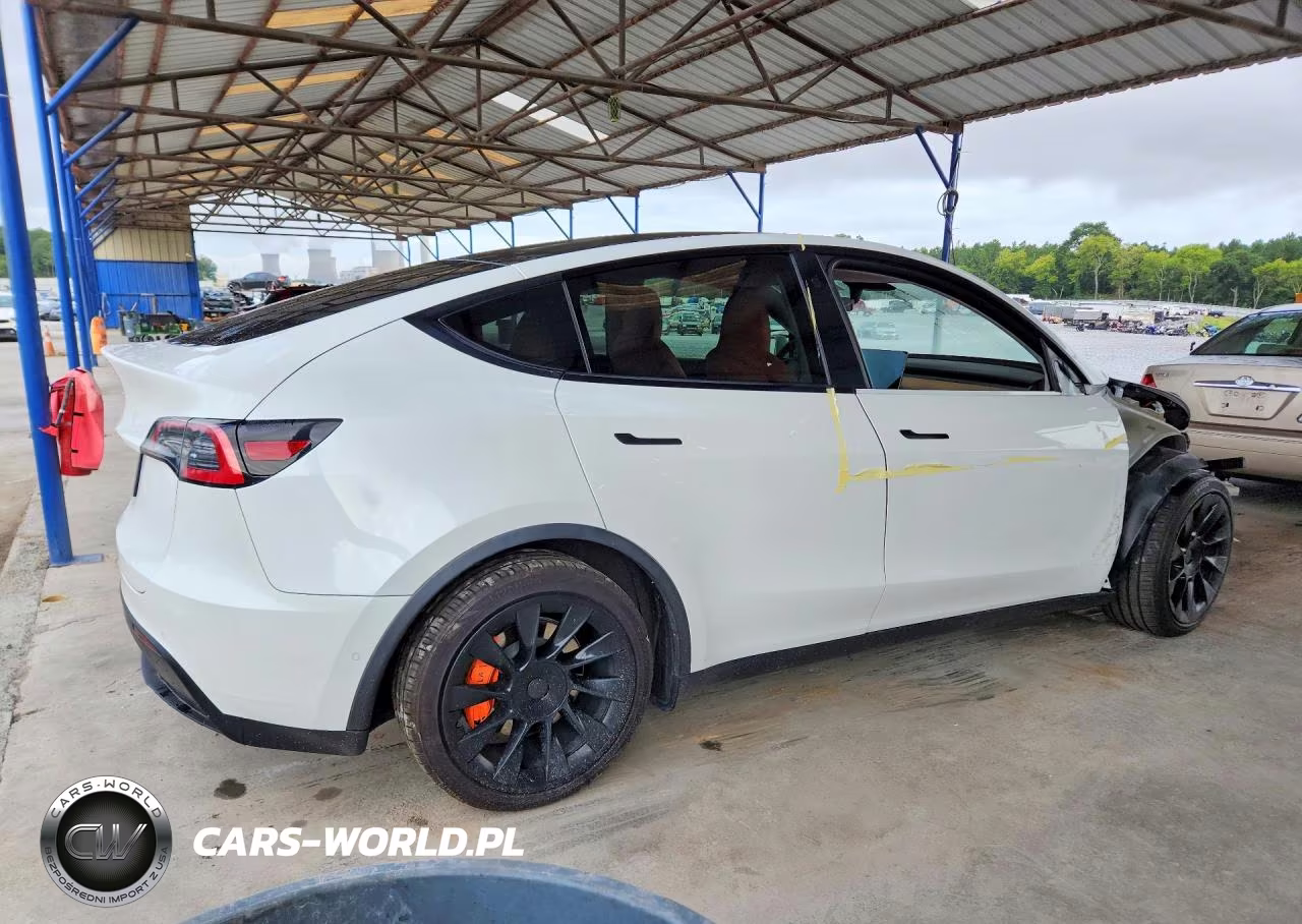 2021 Tesla Model Y VIN:5YJYGDED3MF103714 - 3