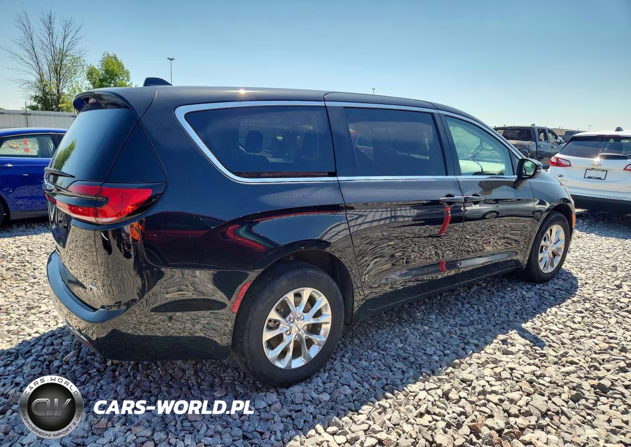2023 Chrysler Pacifica Touring L VIN:2C4RC3BGXPR545553 - 3