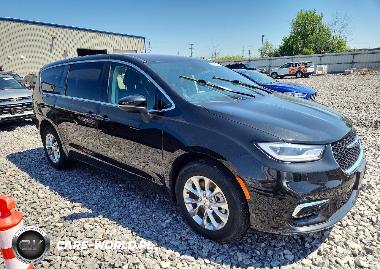 2023 Chrysler Pacifica Touring L VIN:2C4RC3BGXPR545553 - 4