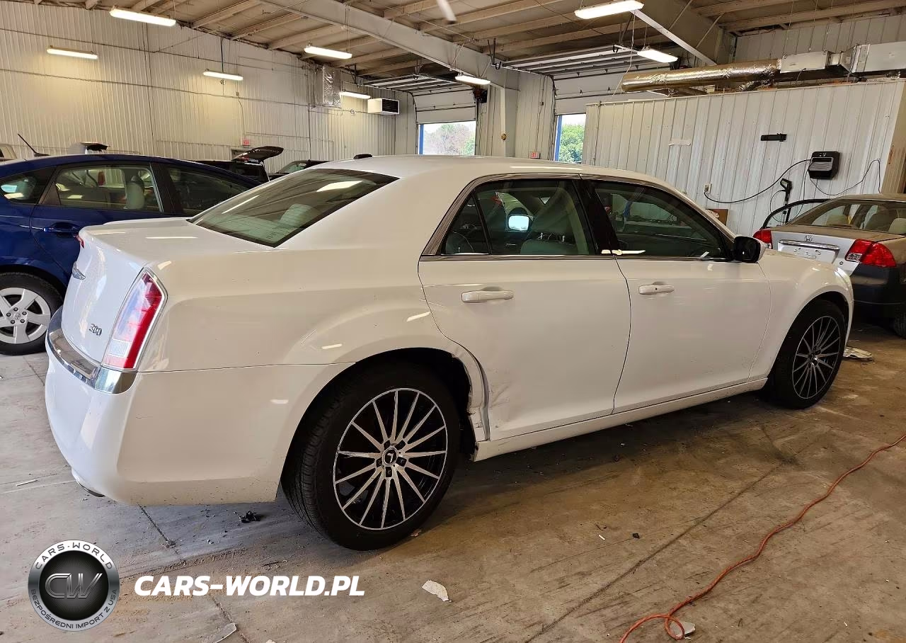 2013 Chrysler 300 VIN:2C3CCARG0DH558768 - 3