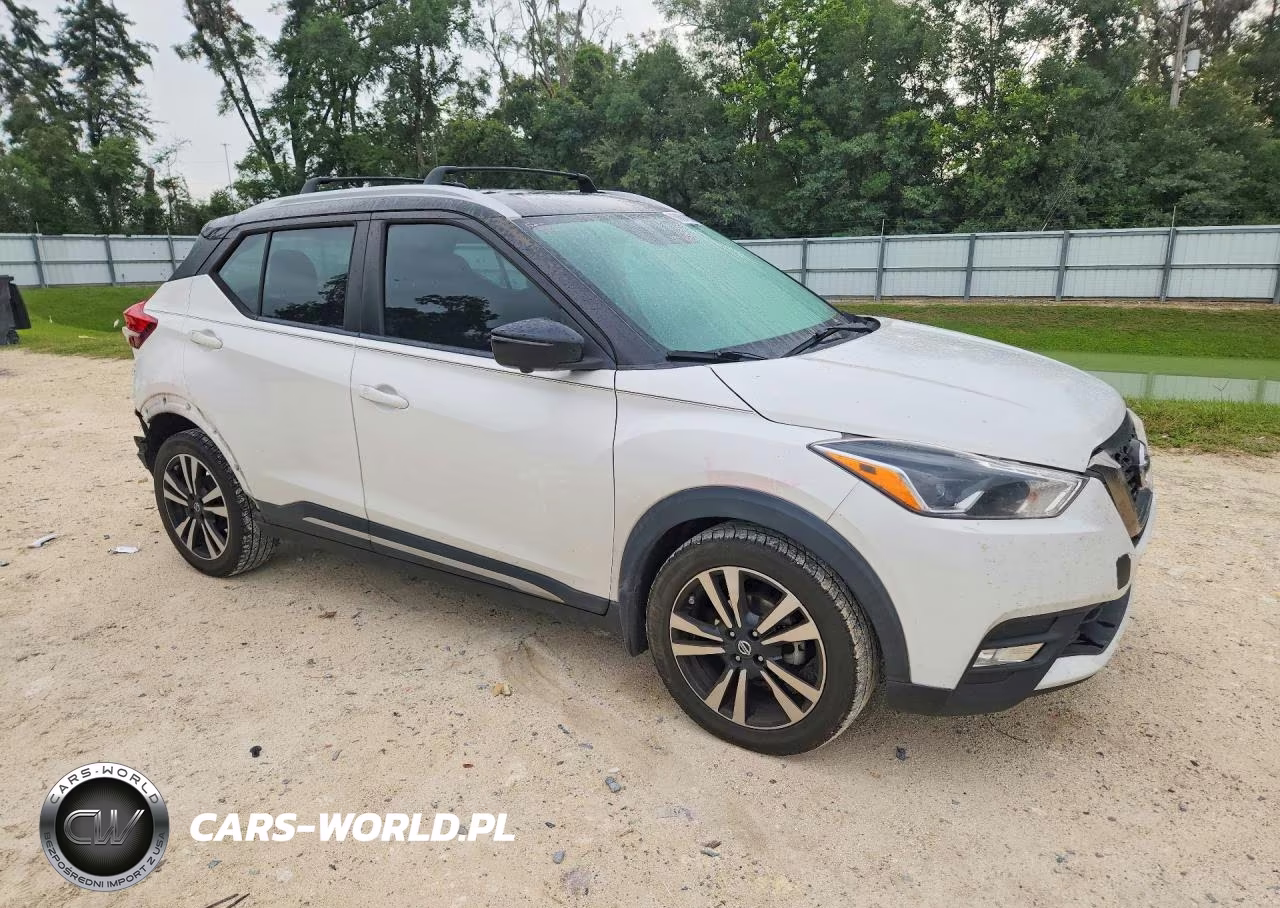 2019 Nissan Kicks Sr VIN:3N1CP5CUXKL491609 - 4