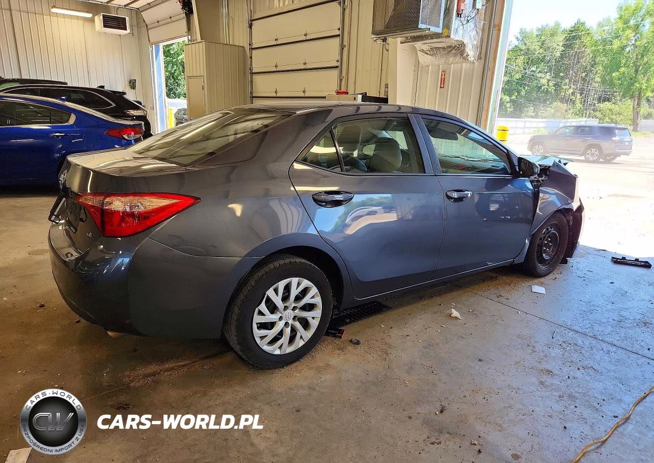 2018 Toyota Corolla Le VIN:5YFBURHE7JP831052 - 3
