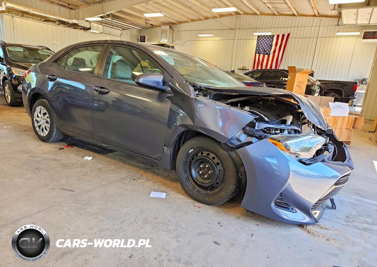 2018 Toyota Corolla Le VIN:5YFBURHE7JP831052 - 4