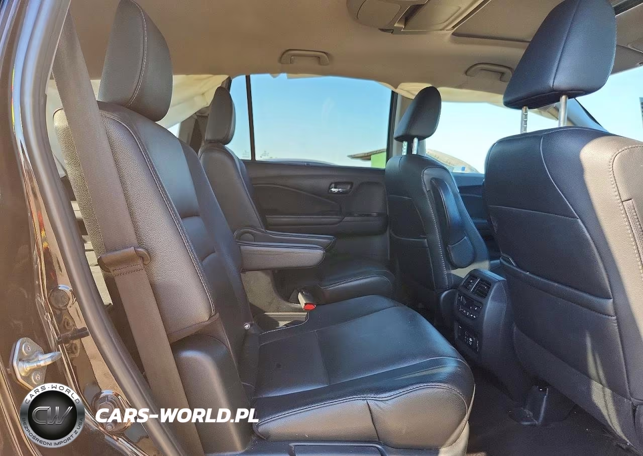 2019 Honda Pilot Touring VIN:5FNYF6H6XKB049207 - 11