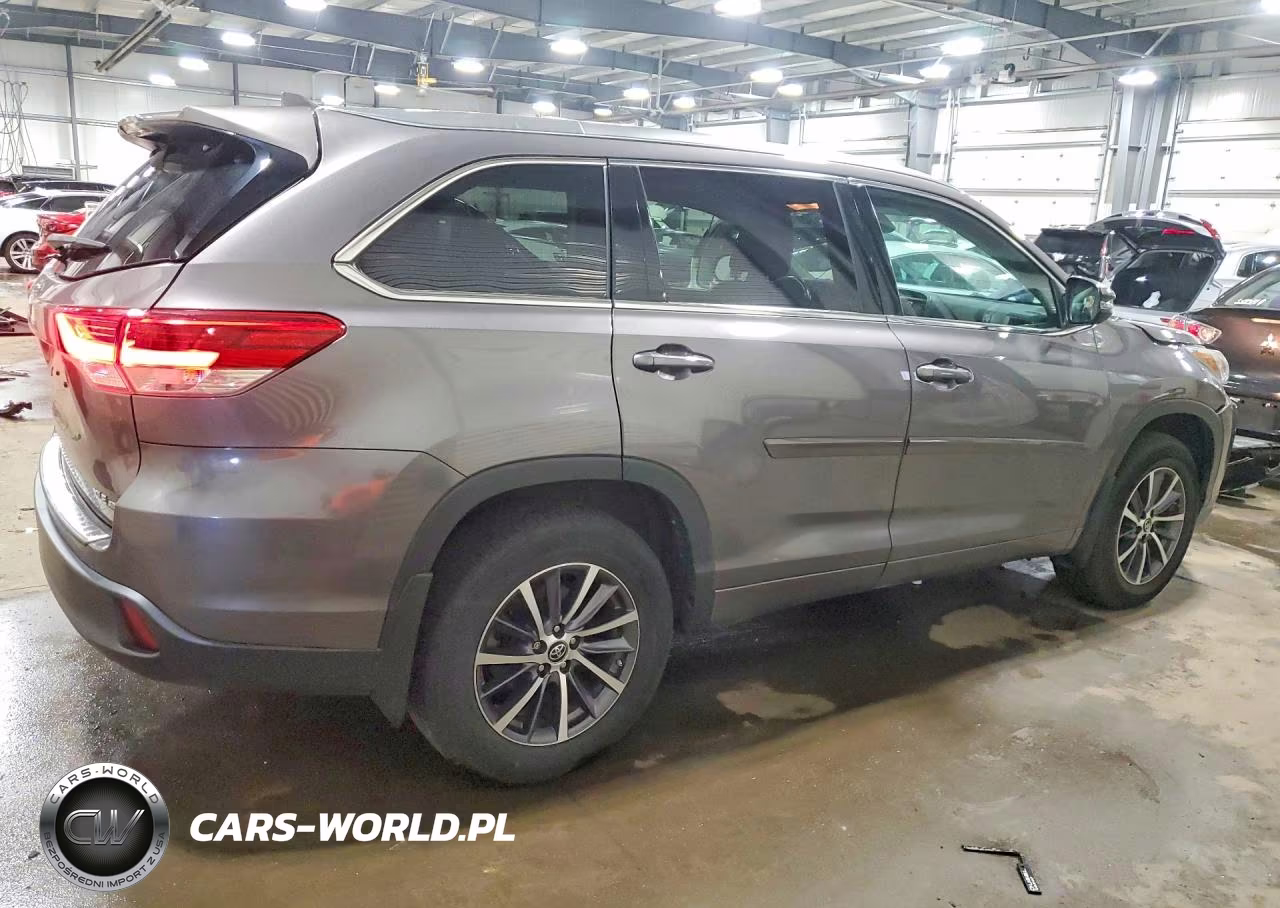 2018 Toyota Highlander Xle VIN:5TDJZRFH4JS498004 - 3