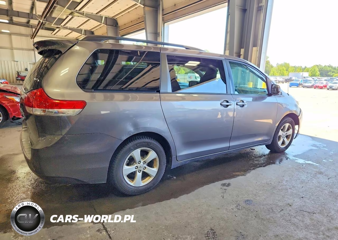 2014 Toyota Sienna Le VIN:5TDKK3DC8ES485579 - 3