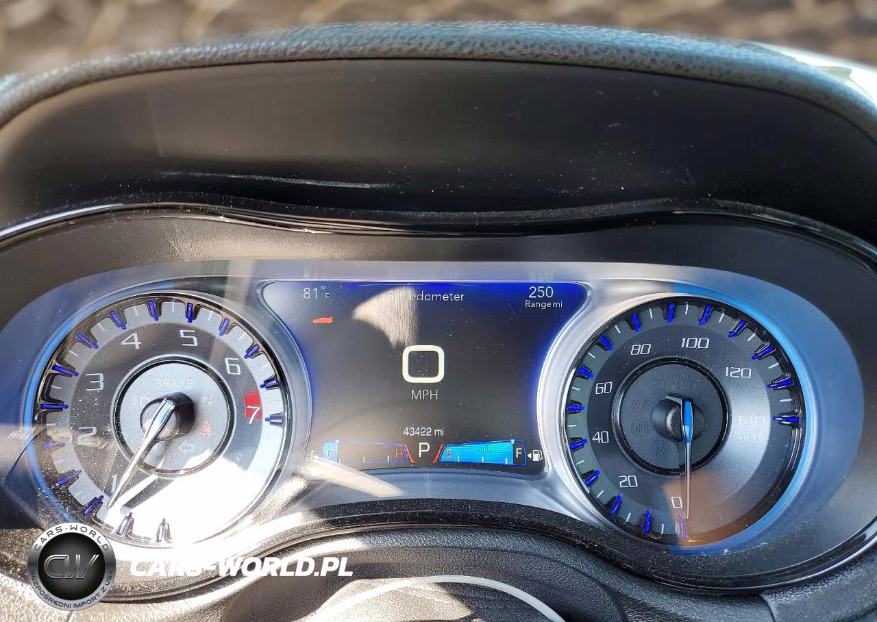 2018 Chrysler 300 S VIN:2C3CCAGG1JH141643 - 9