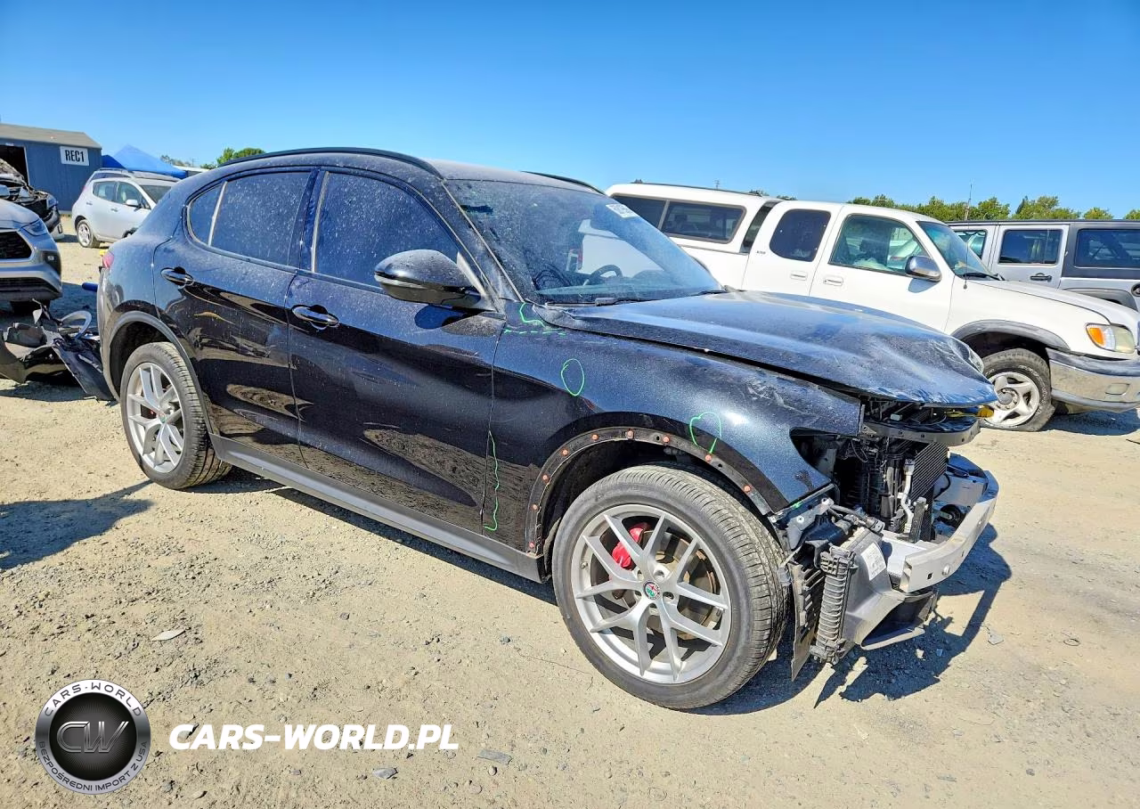 2018 Alfa Romeo Stelvio Ti Sport VIN:ZASFAKNN0J7B76201 - 4