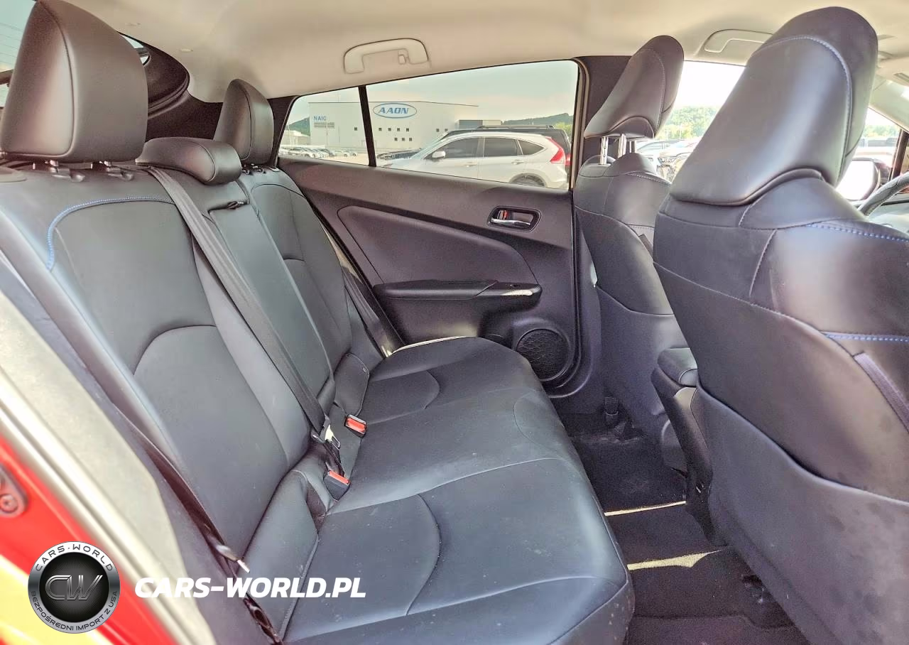 2018 Toyota Prius Four Touring VIN:JTDKARFU6J3550579 - 10