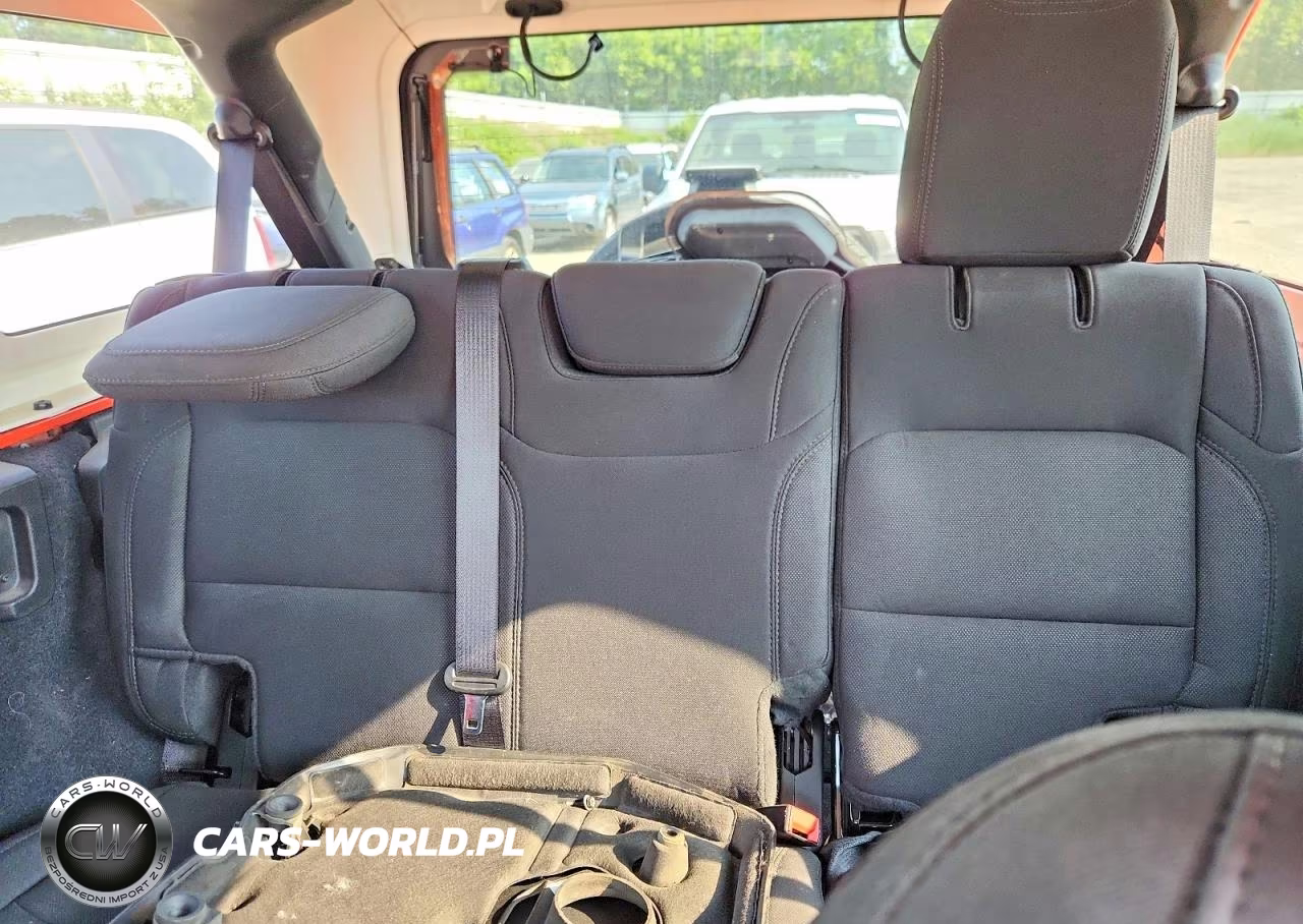 2020 Jeep Wrangler Unlimited Sahara VIN:1C4HJXEN7LW231640 - 10
