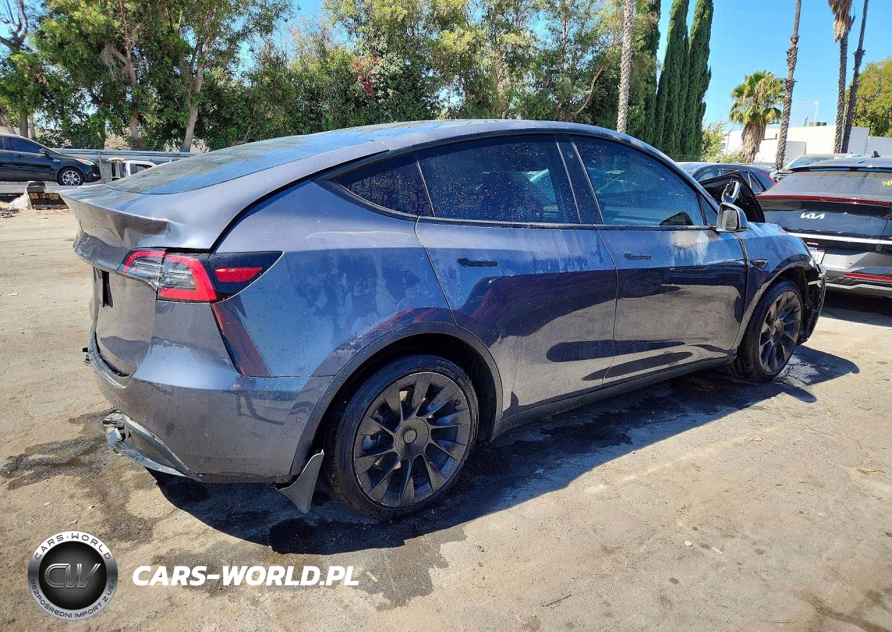 2021 Tesla Model Y VIN:5YJYGDED8MF124395 - 3