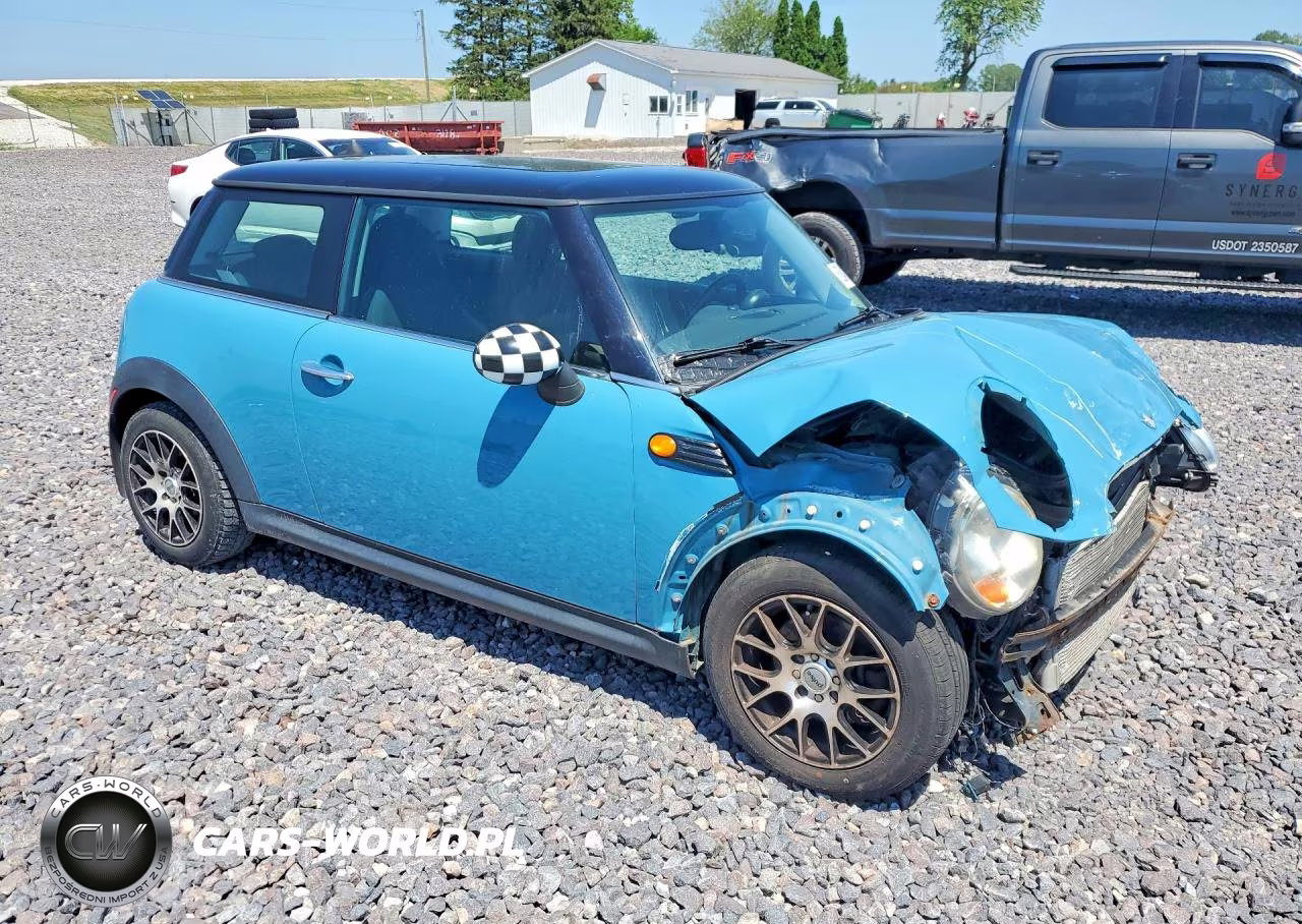2008 Mini Cooper VIN:WMWMF33528TT61424 - 4
