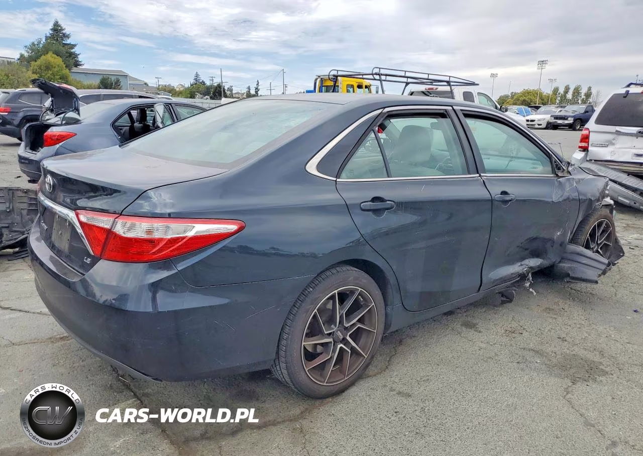 2015 Toyota Camry Le VIN:4T1BF1FK9FU932040 - 3