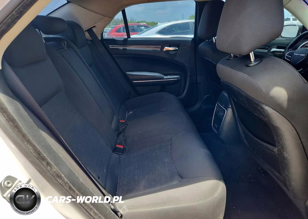 2018 Chrysler 300 Touring VIN:2C3CCAAG7JH228911 - 10