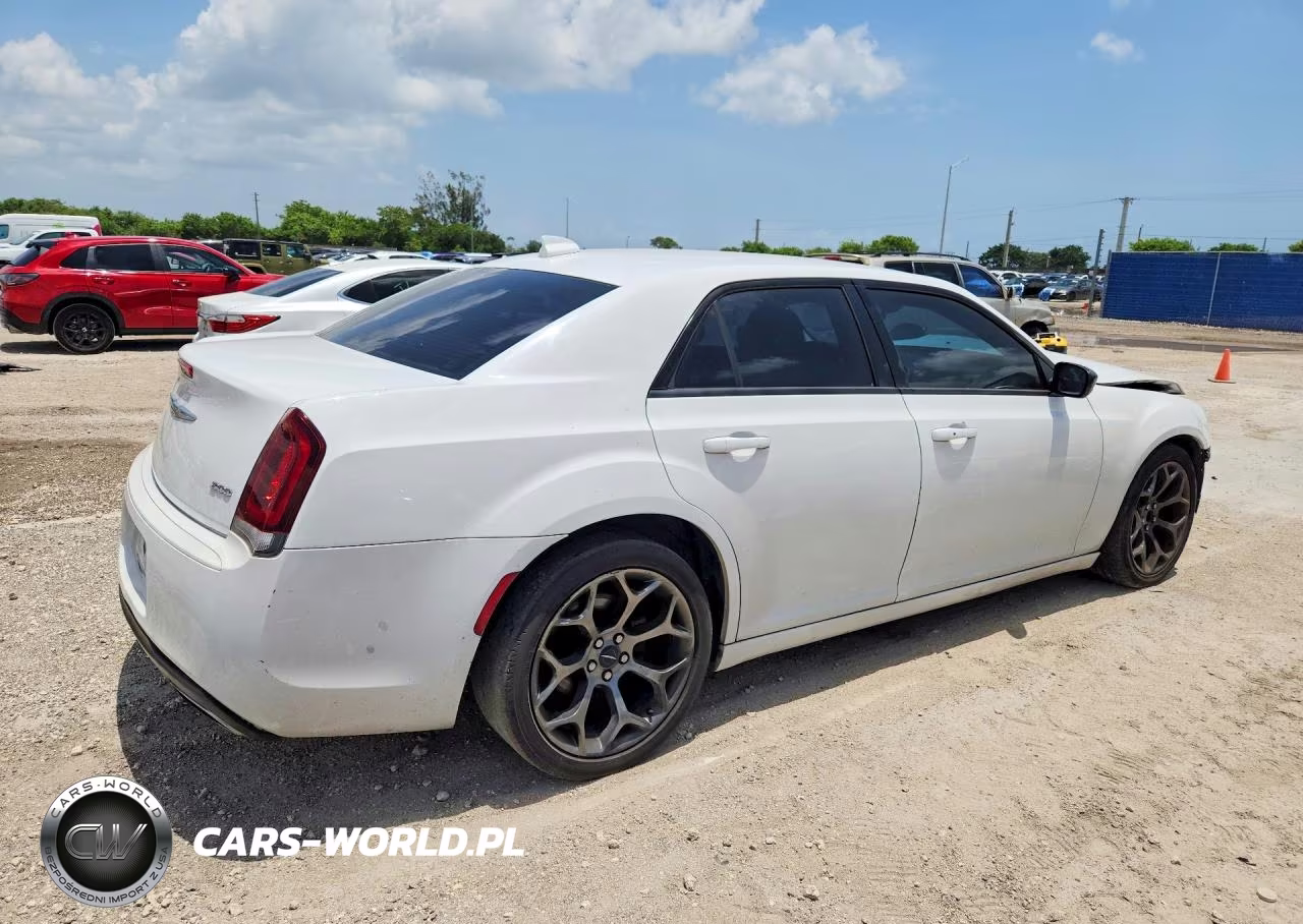 2018 Chrysler 300 Touring VIN:2C3CCAAG7JH228911 - 3