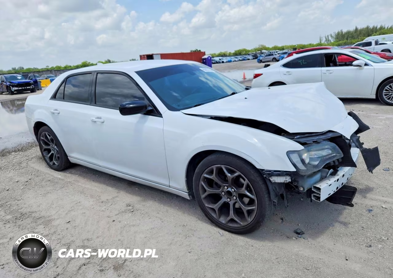 2018 Chrysler 300 Touring VIN:2C3CCAAG7JH228911 - 4