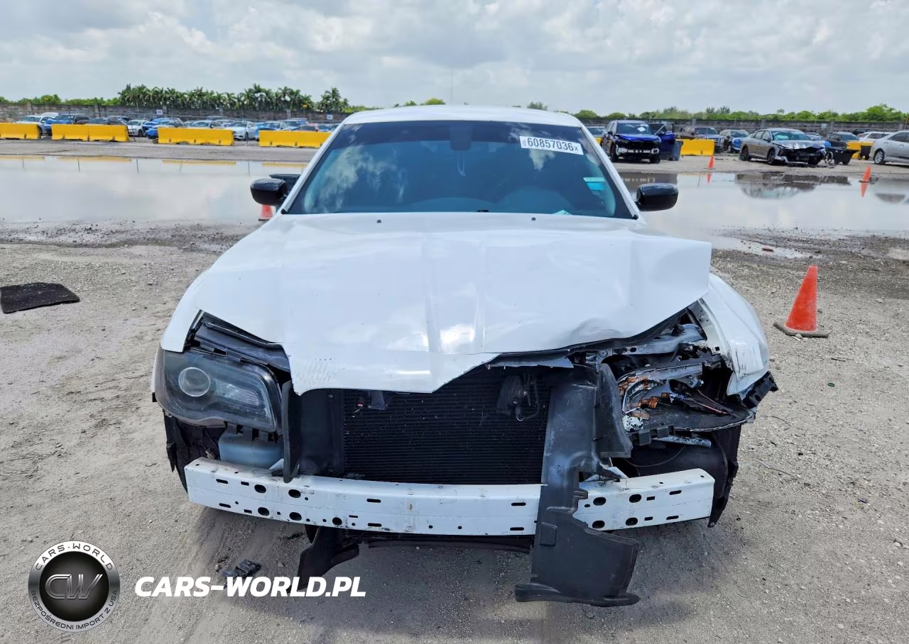 2018 Chrysler 300 Touring VIN:2C3CCAAG7JH228911 - 5