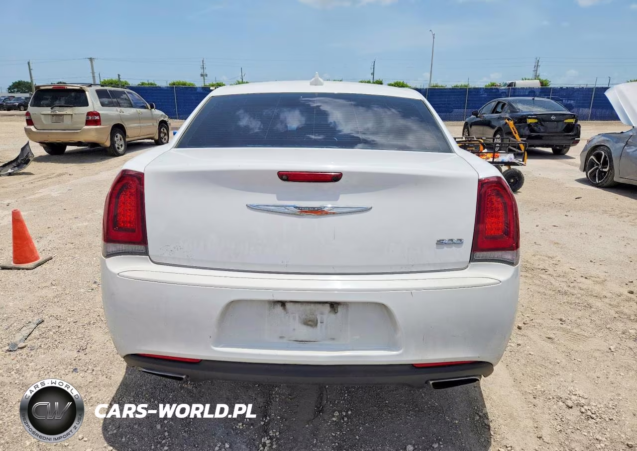 2018 Chrysler 300 Touring VIN:2C3CCAAG7JH228911 - 6