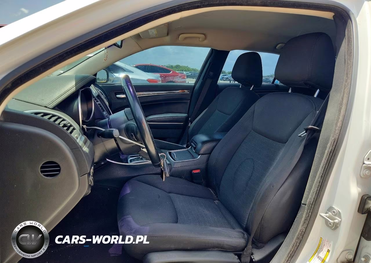 2018 Chrysler 300 Touring VIN:2C3CCAAG7JH228911 - 7