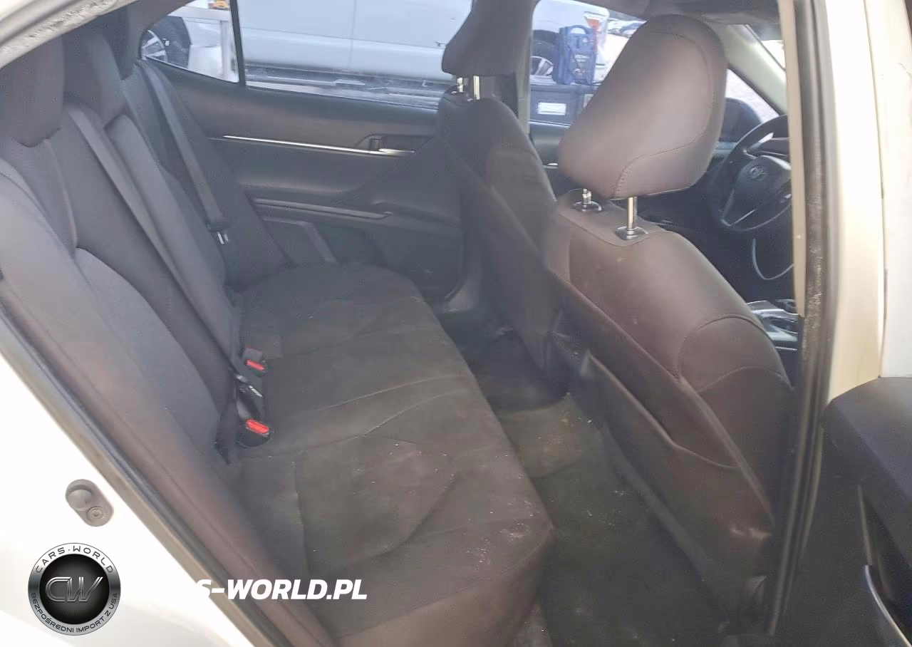 2019 Toyota Camry Le VIN:4T1B11HK1KU790143 - 10