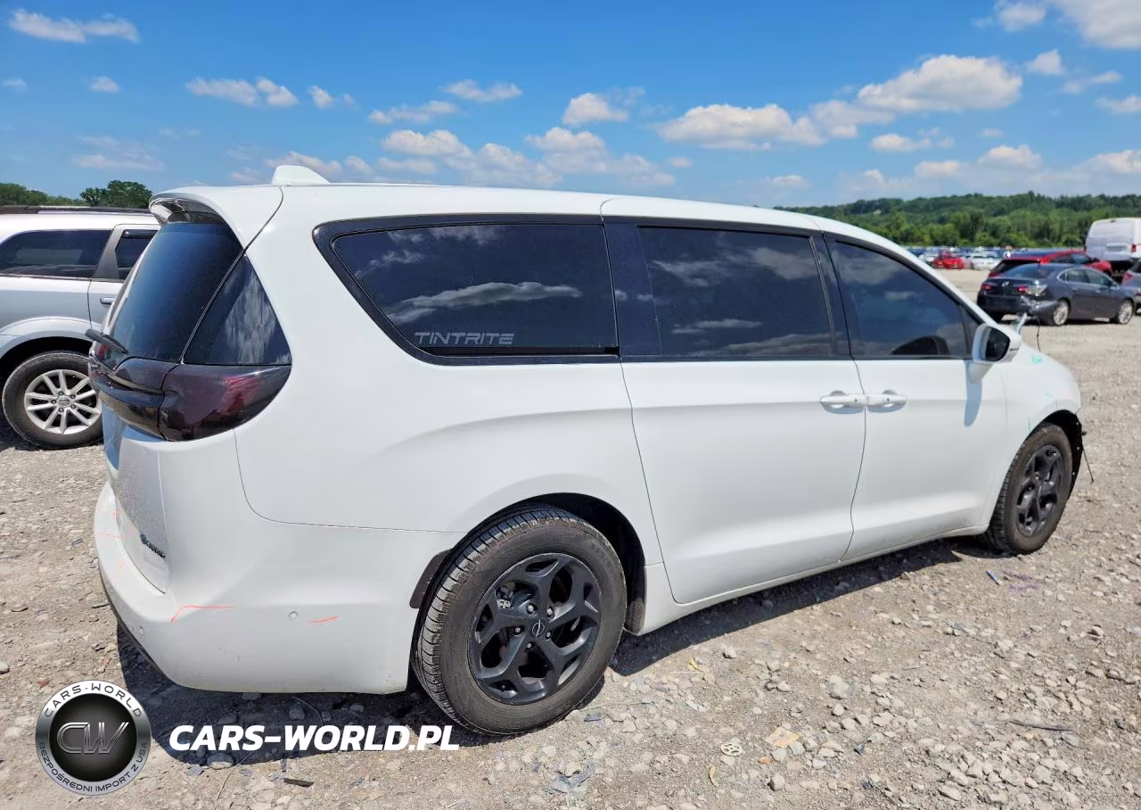 2022 Chrysler Pacifica Hybrid Touring L VIN:2C4RC1L7XNR199911 - 3