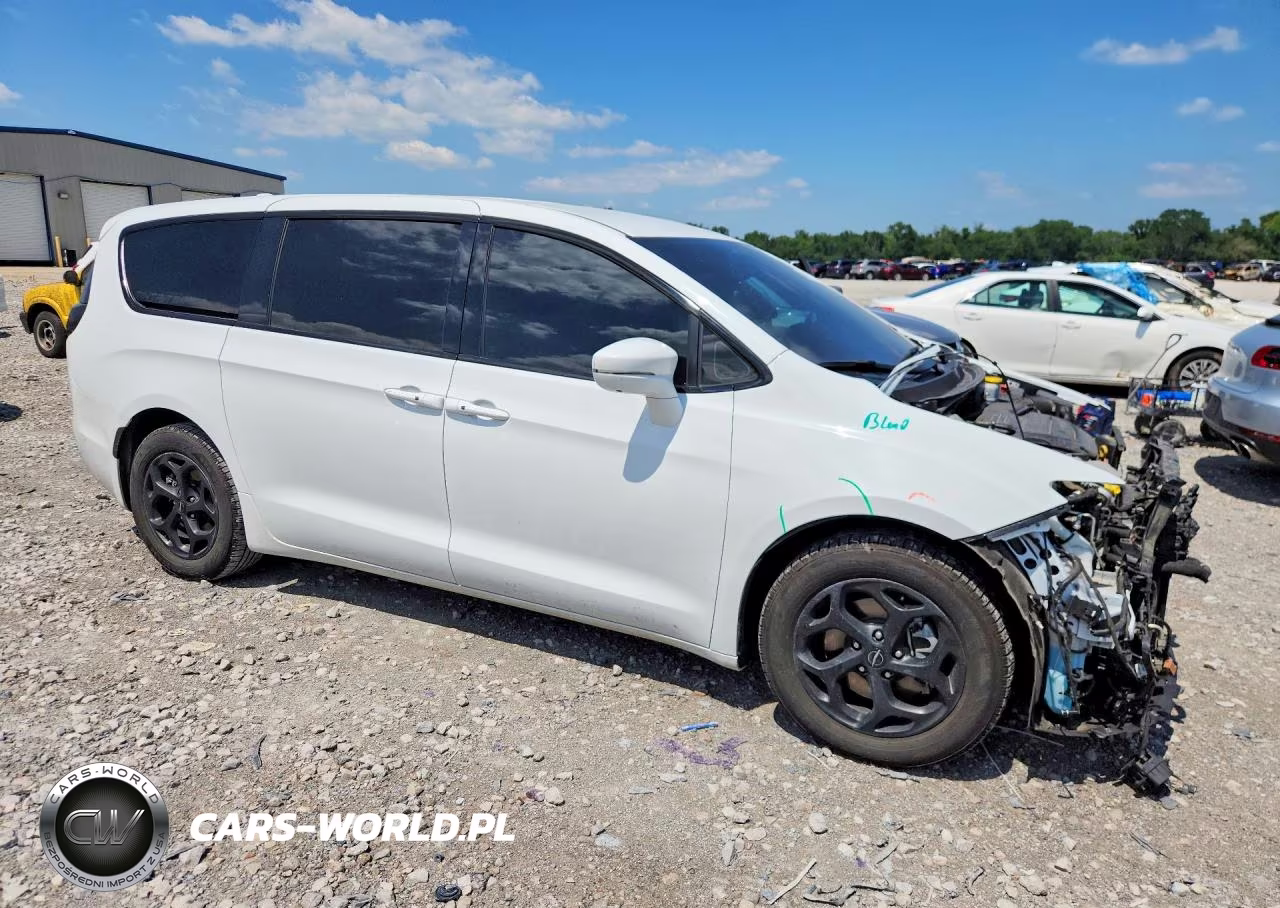 2022 Chrysler Pacifica Hybrid Touring L VIN:2C4RC1L7XNR199911 - 4