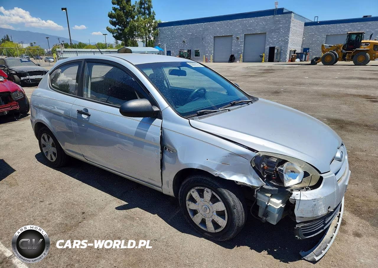 2007 Hyundai Accent Gs VIN:KMHCM36C67U030302 - 4