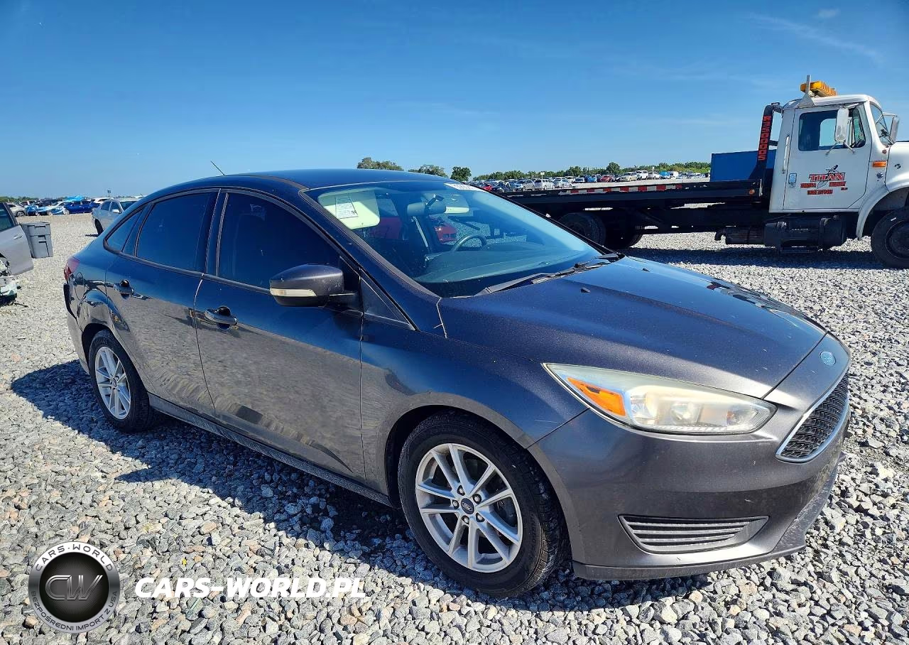 2017 Ford Focus Se VIN:1FADP3F22HL243090 - 4