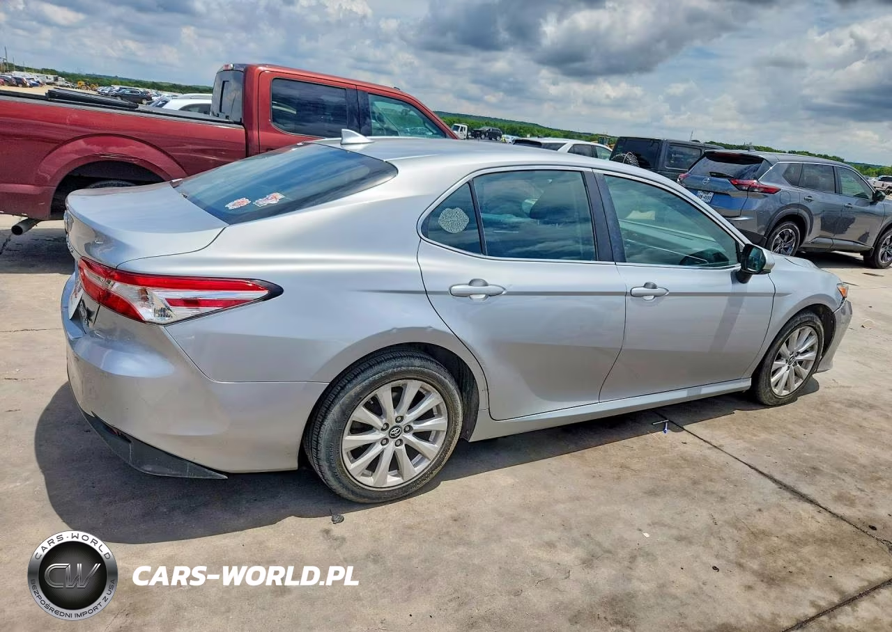 2018 Toyota Camry Le VIN:4T1B11HK7JU546155 - 3