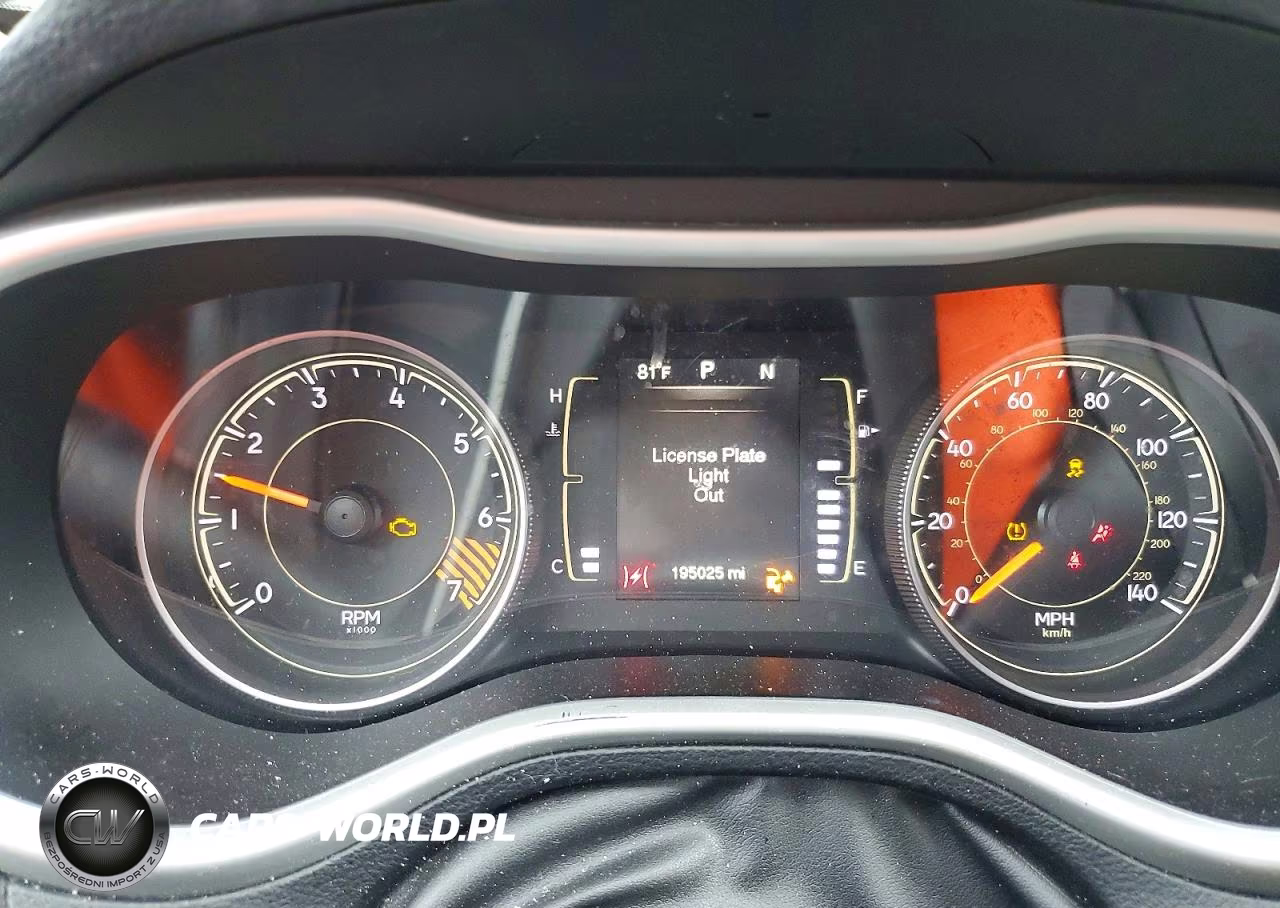 2015 Jeep Cherokee VIN:1C4PJLCB7FW590097 - 9