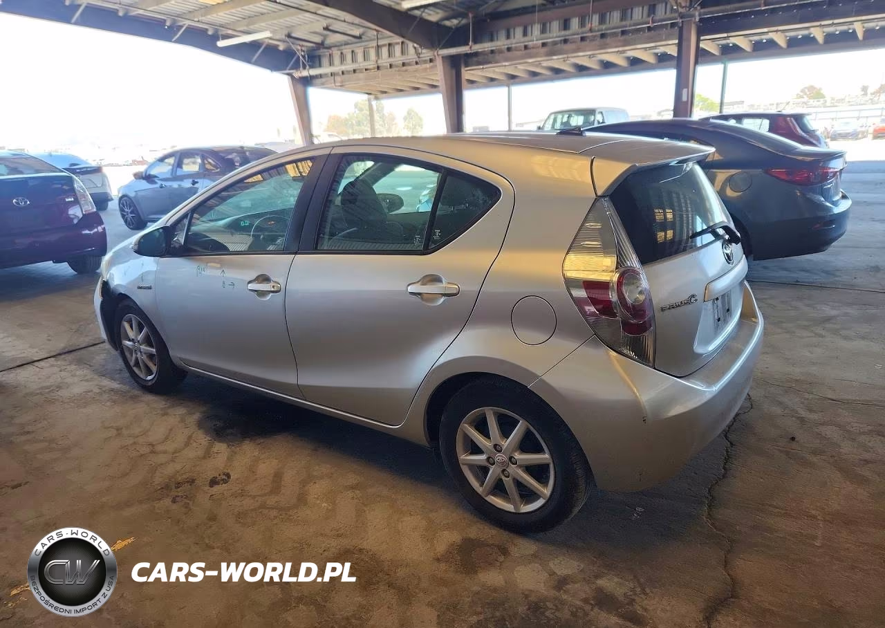 2013 Toyota Prius C Three VIN:JTDKDTB31D1539880 - 2