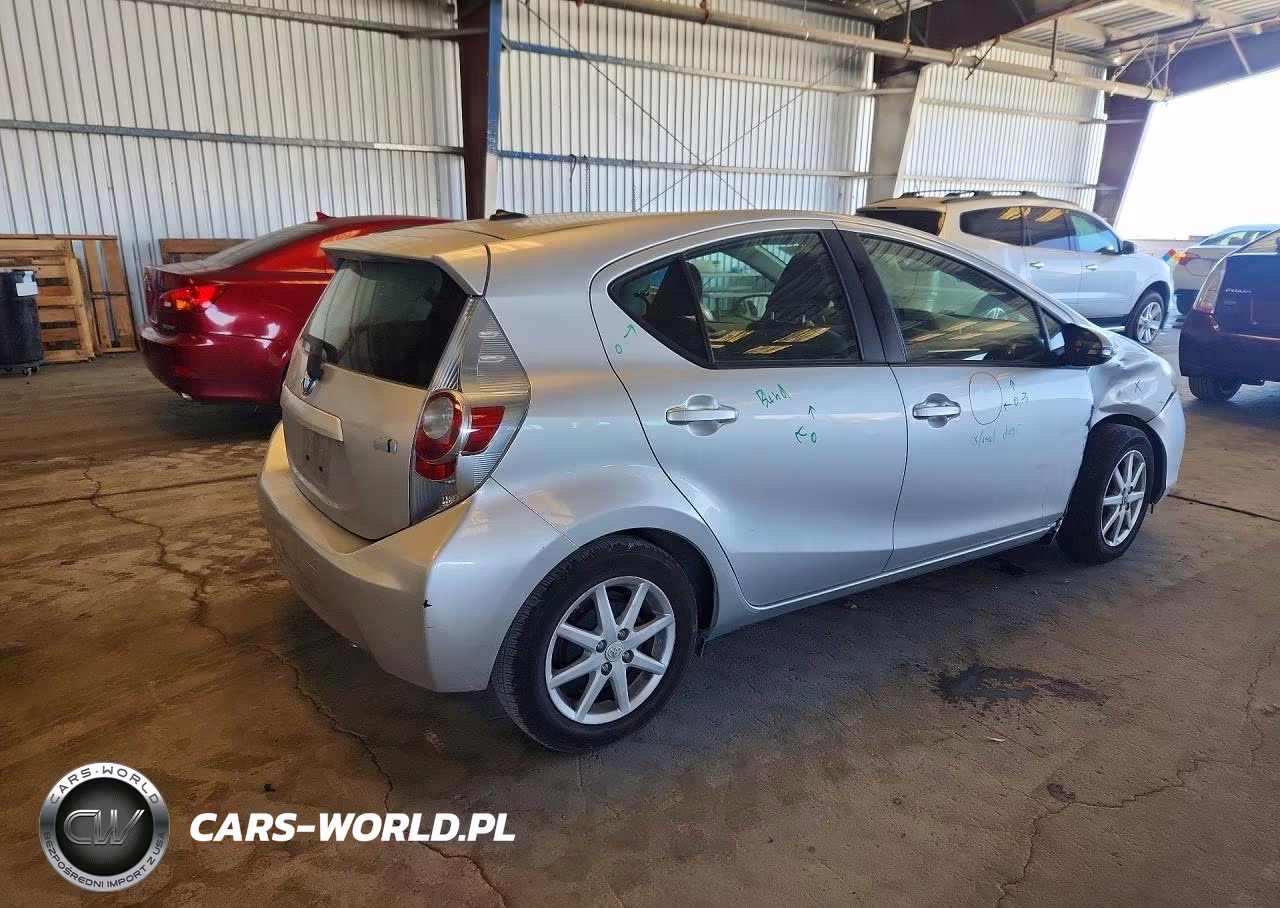 2013 Toyota Prius C Three VIN:JTDKDTB31D1539880 - 3