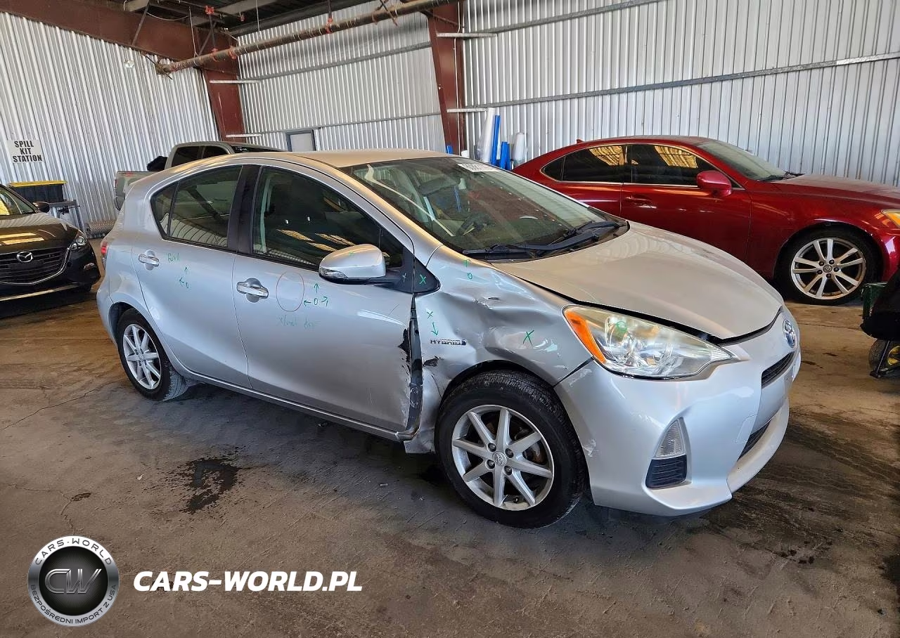 2013 Toyota Prius C Three VIN:JTDKDTB31D1539880 - 4