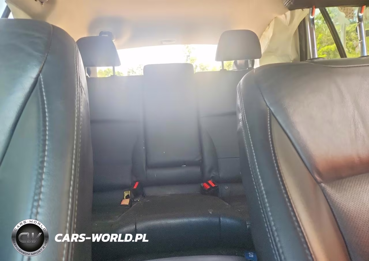 2015 Subaru Outback 3.6R Limited VIN:4S4BSENC4F3348468 - 10