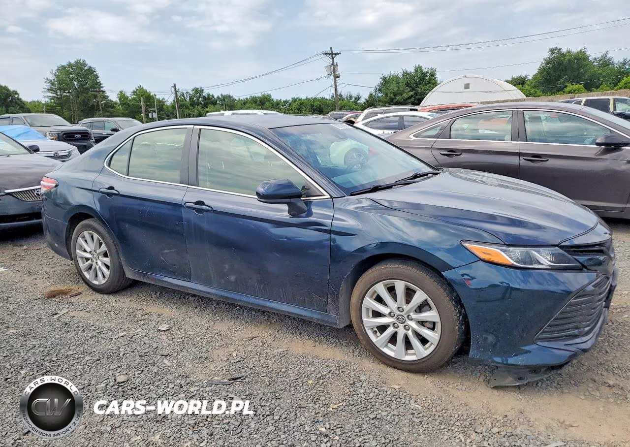 2018 Toyota Camry Le VIN:JTNB11HK0J3011660 - 4