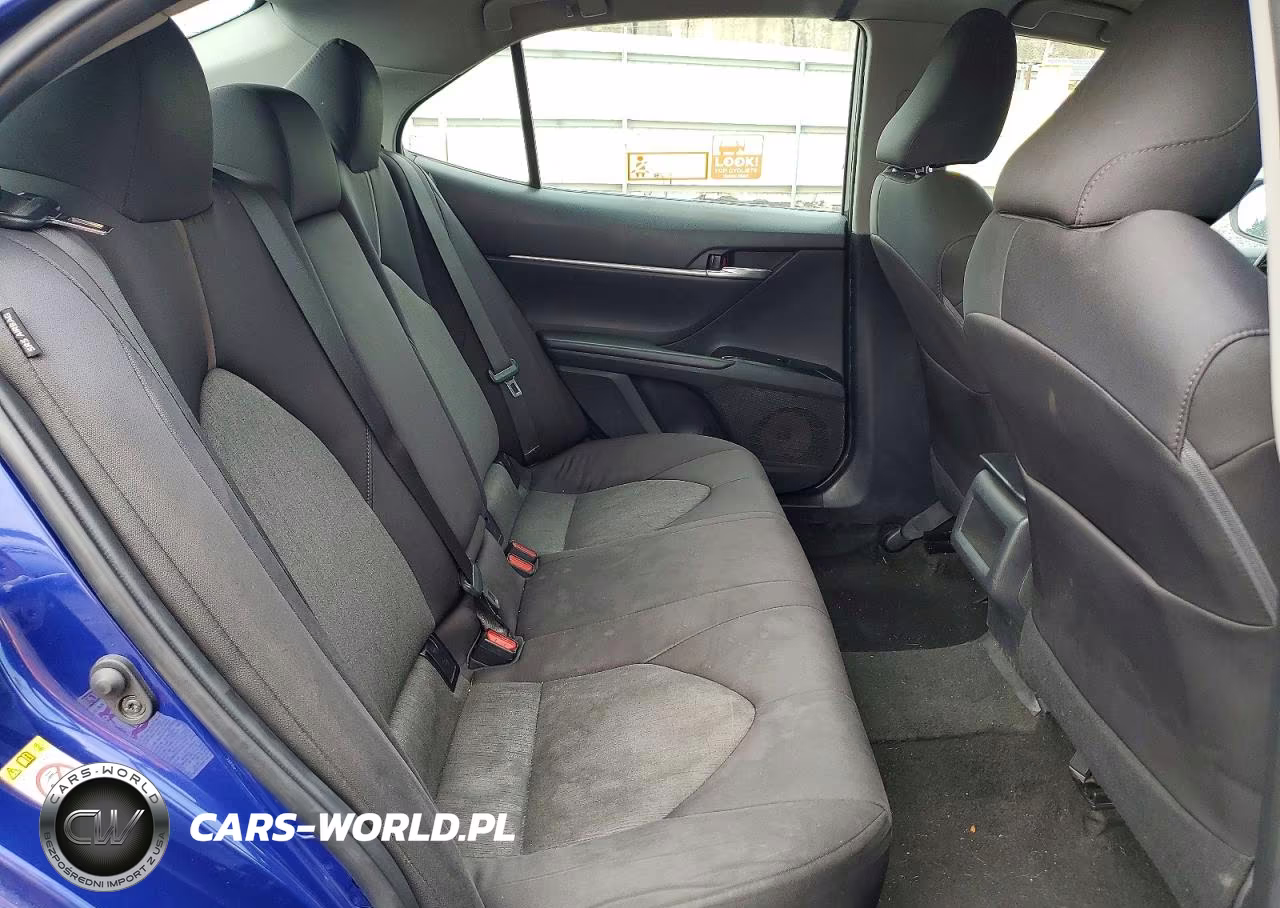 2018 Toyota Camry Le VIN:4T1B11HKXJU643494 - 10
