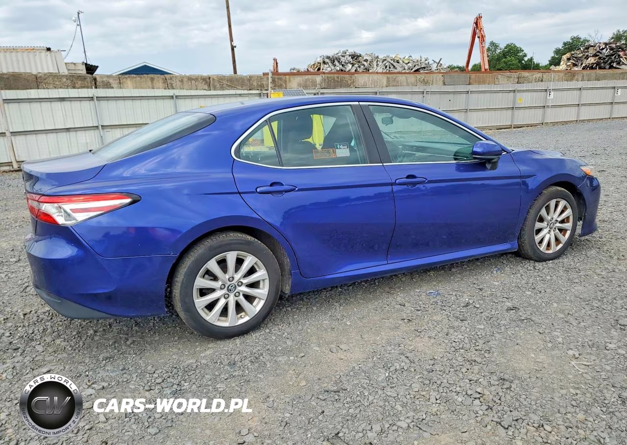 2018 Toyota Camry Le VIN:4T1B11HKXJU643494 - 3