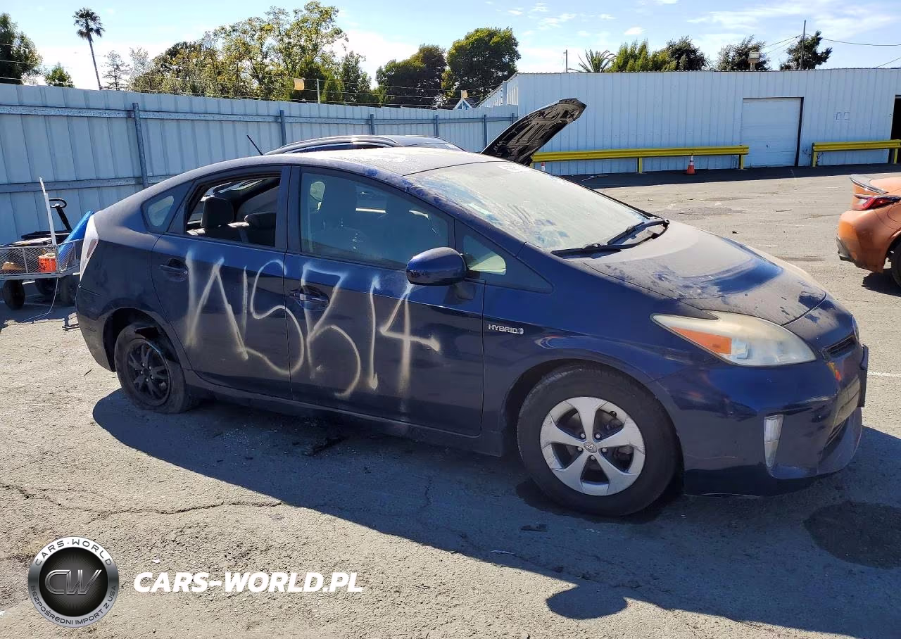 2012 Toyota Prius Three VIN:JTDKN3DU4C1524355 - 4
