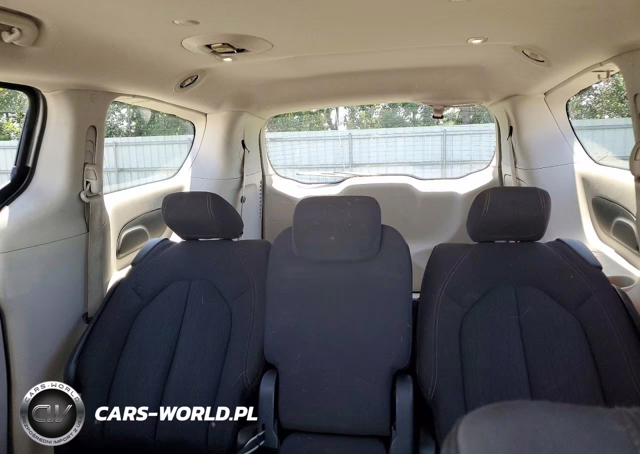 2017 Chrysler Pacifica Touring VIN:2C4RC1DG2HR797008 - 10