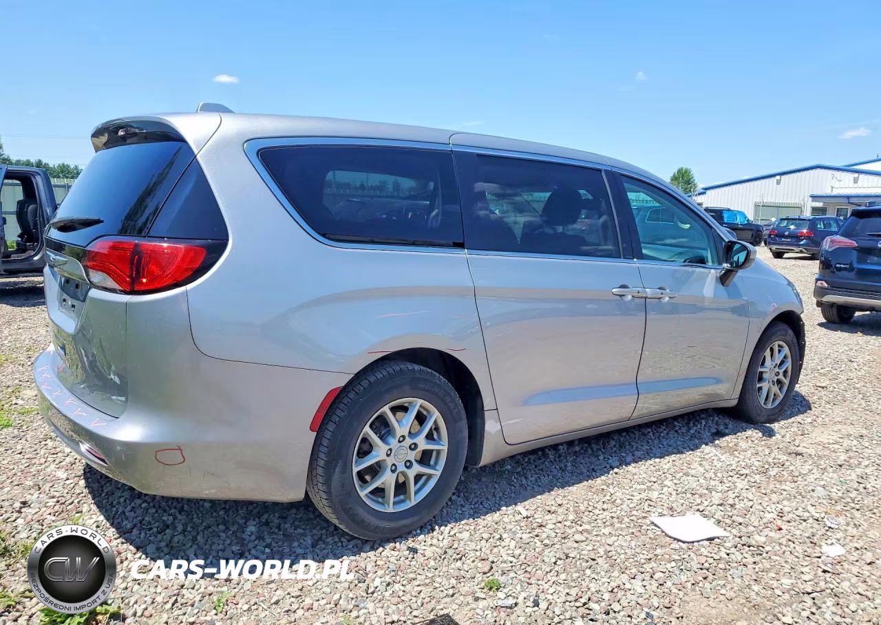 2017 Chrysler Pacifica Touring VIN:2C4RC1DG2HR797008 - 3