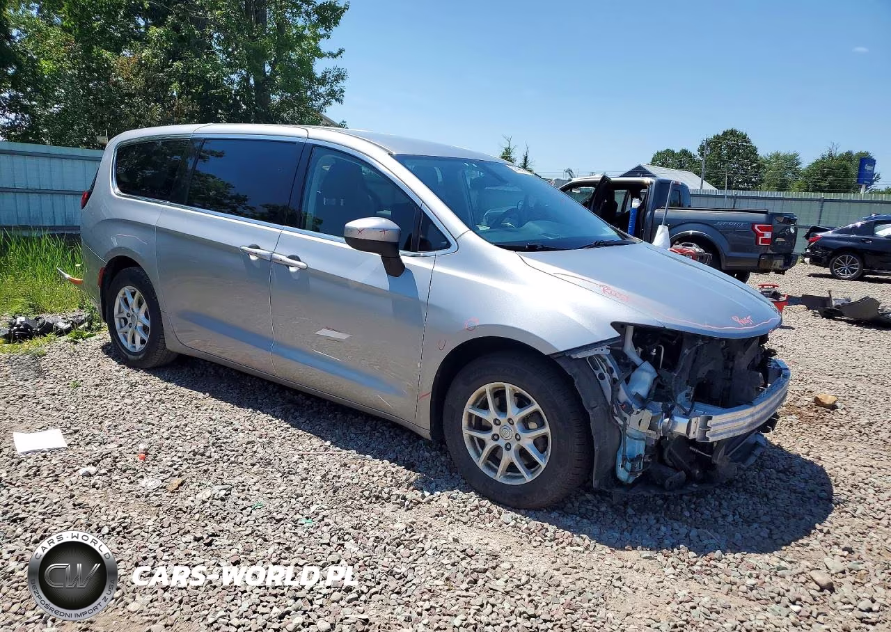 2017 Chrysler Pacifica Touring VIN:2C4RC1DG2HR797008 - 4