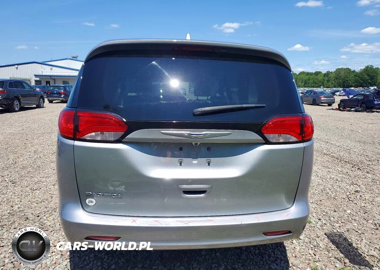 2017 Chrysler Pacifica Touring VIN:2C4RC1DG2HR797008 - 6